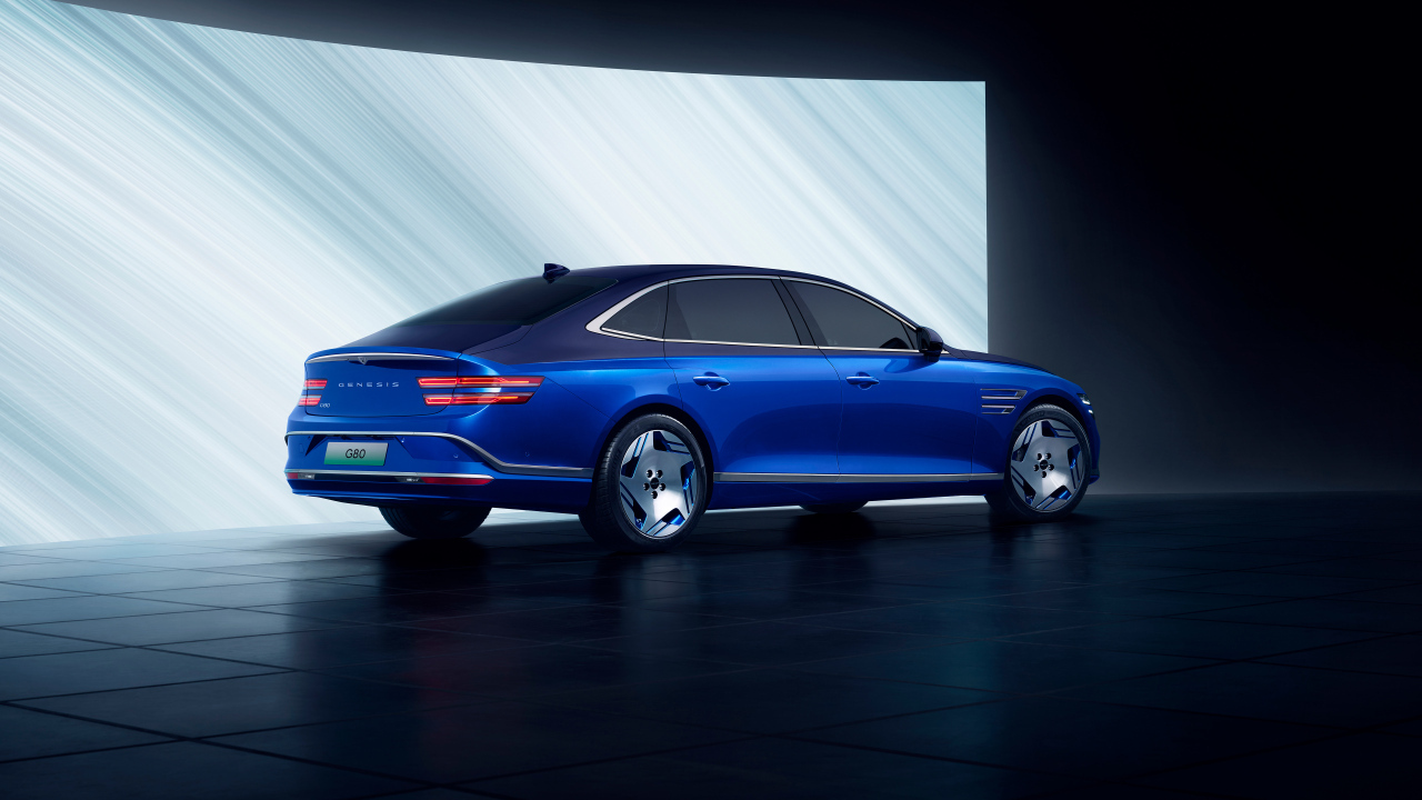 Синий автомобиль Genesis Electrified G80 2024 года вид сзади