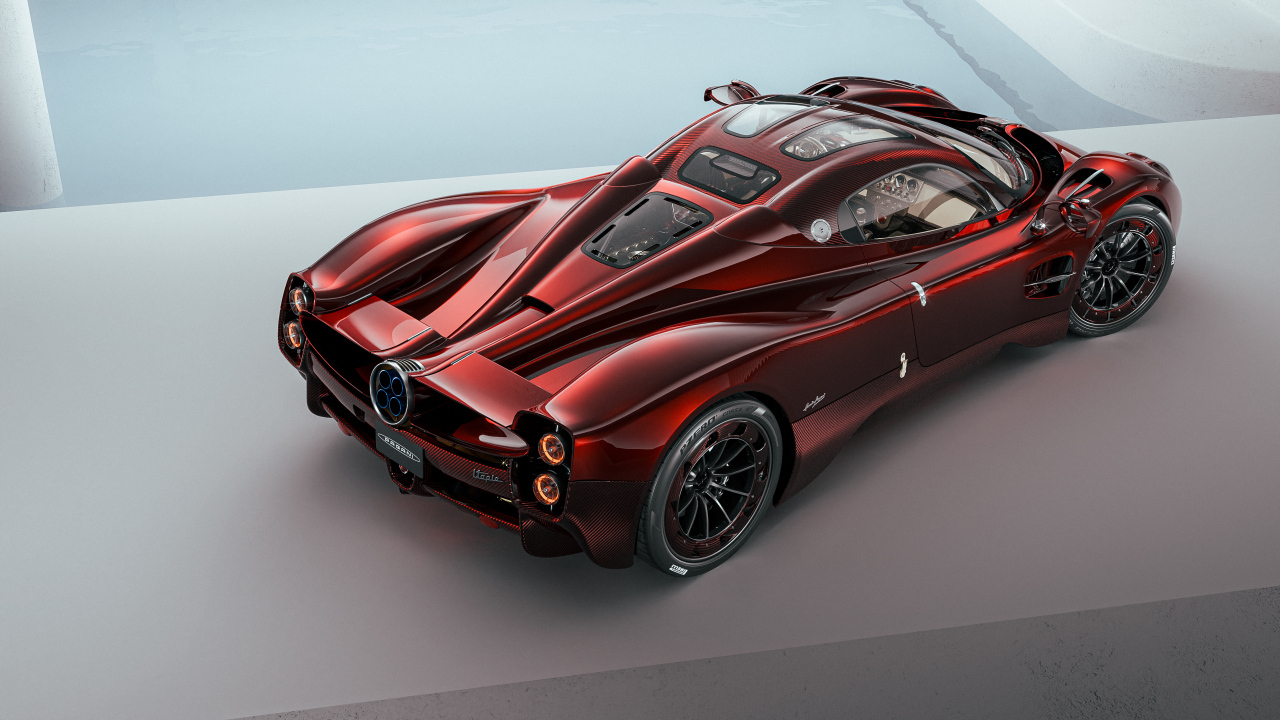 Вид сзади на красный автомобиль Pagani Utopia