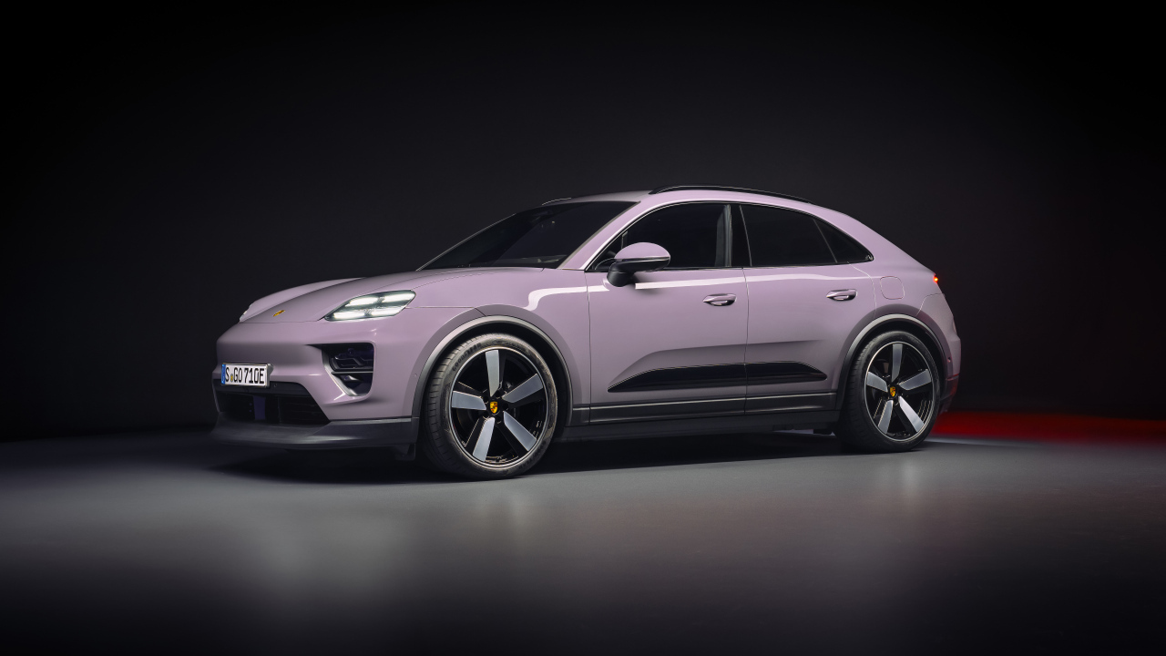 Автомобиль Porsche Macan 4 2024 года на черном фоне