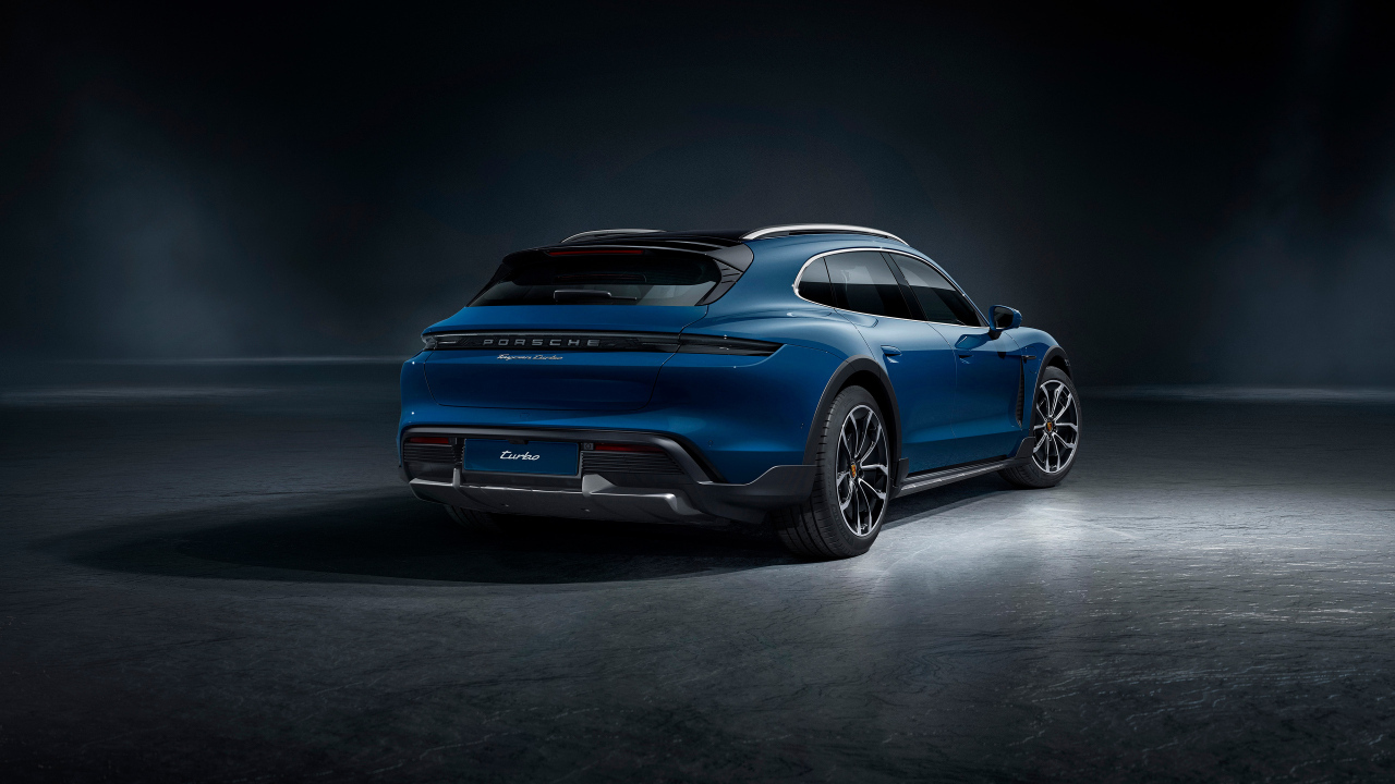 Синий автомобиль Porsche Taycan Turbo вид сзади