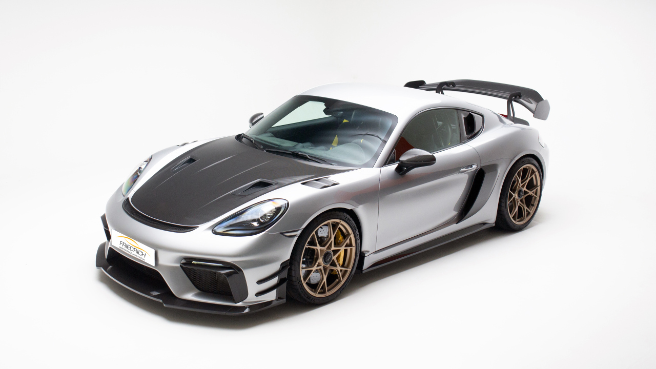 Быстрый Porsche 718 Cayman GT4 RS на белом фоне