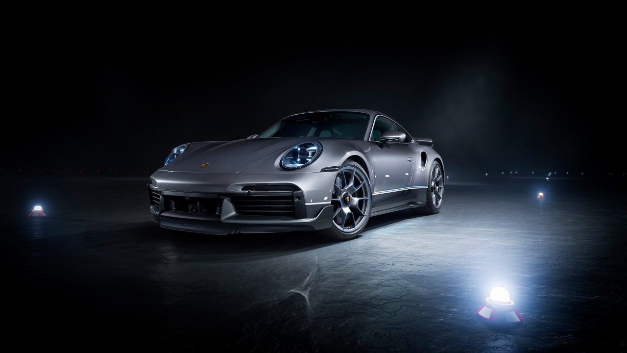 Быстрый серебристый автомобиль Porsche 911 Turbo S