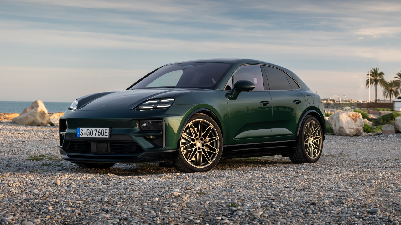 Зеленый автомобиль Porsche Macan Turbo 2024 года