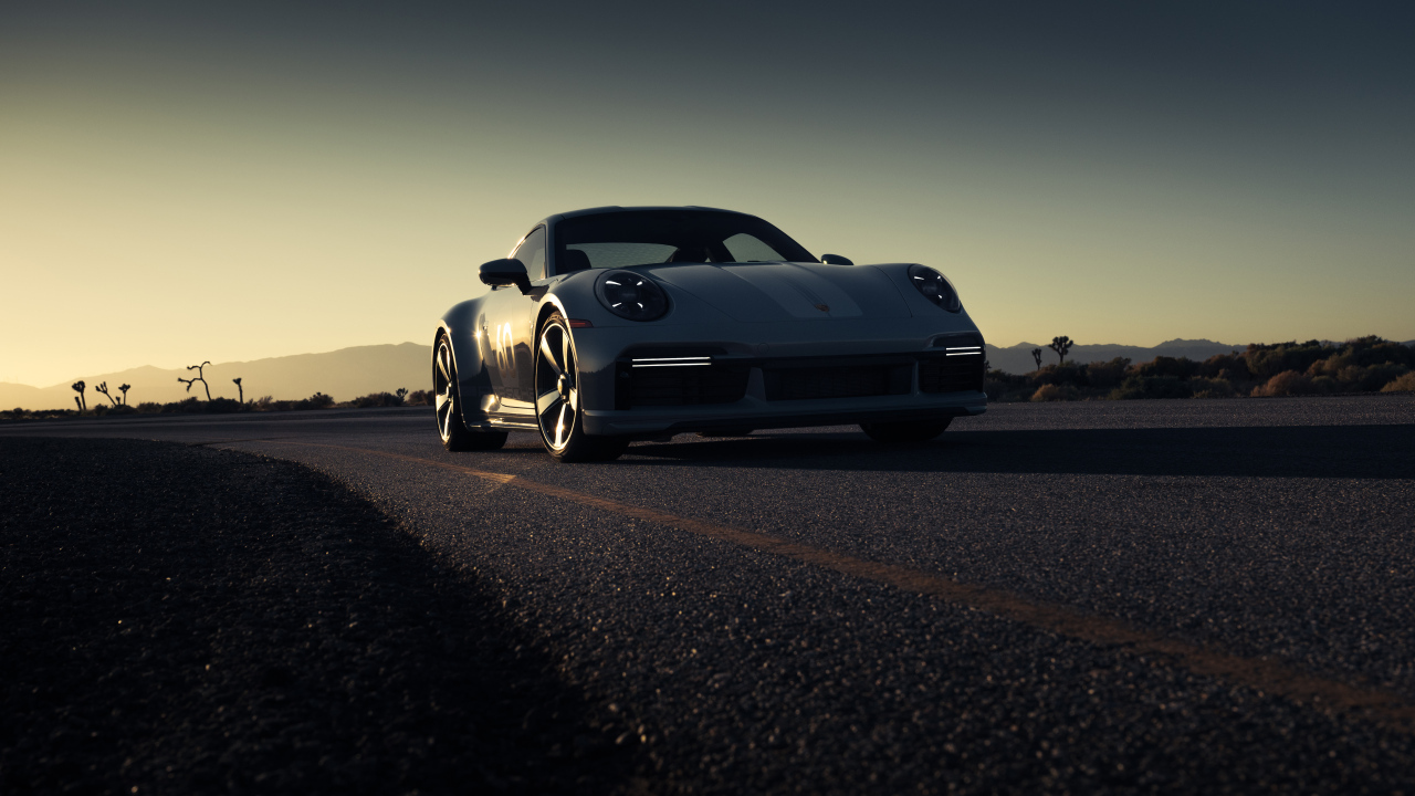 Автомобиль Porsche 911 Sport Classic на дороге