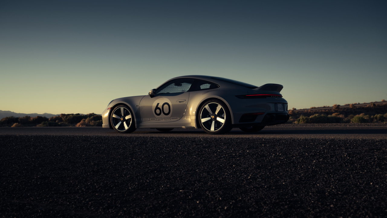 Автомобиль Porsche 911 Sport на дороге