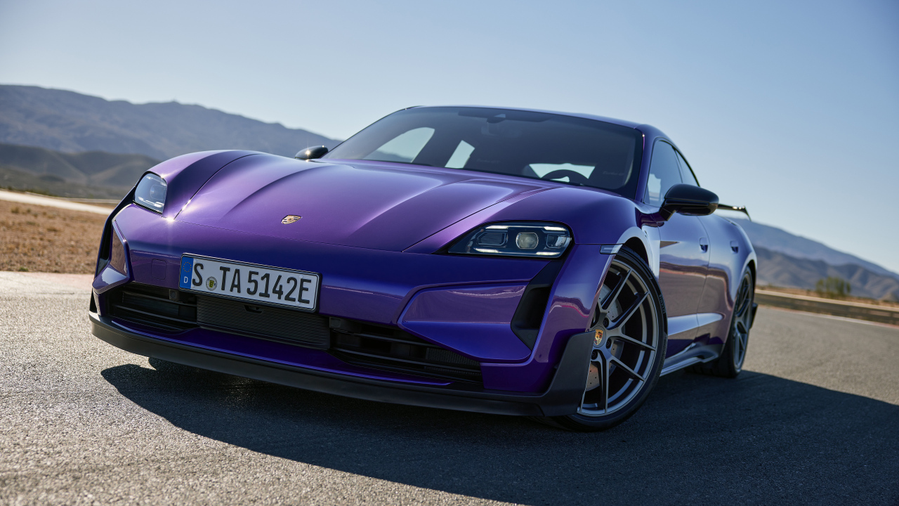 Фиолетовый автомобиль  Porsche Taycan Turbo GT Weissach Package 2024 года