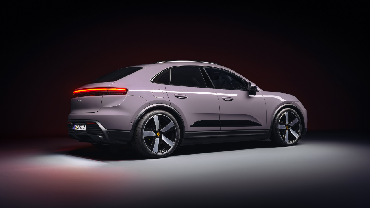 Вид сзади на автомобиль Porsche Macan 4 2024 года