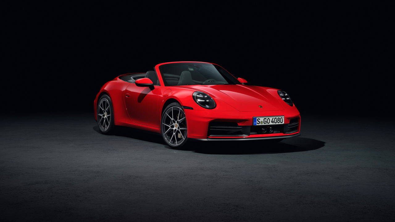 Красный автомобиль Porsche 911 Carrera Cabriolet 2024 года