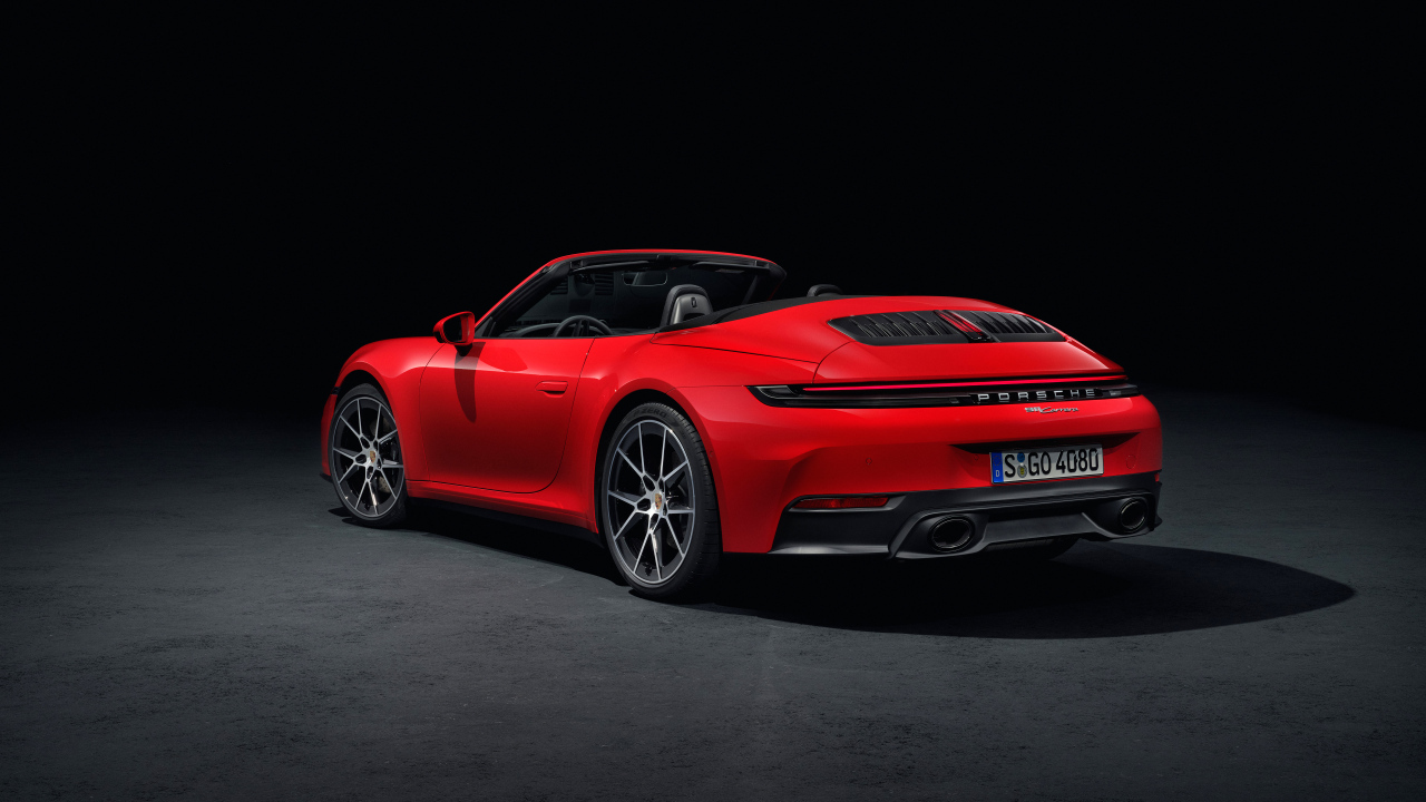Красный  Porsche 911 Carrera Cabriolet 2024 года вид сзади