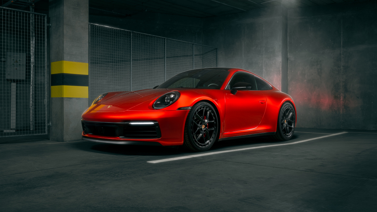 Красный Porsche 911 Carrera S в здании
