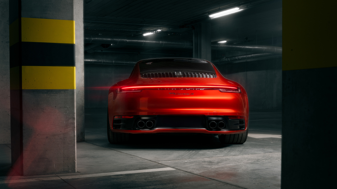 Красный автомобиль Porsche 911 Carrera S вид сзади