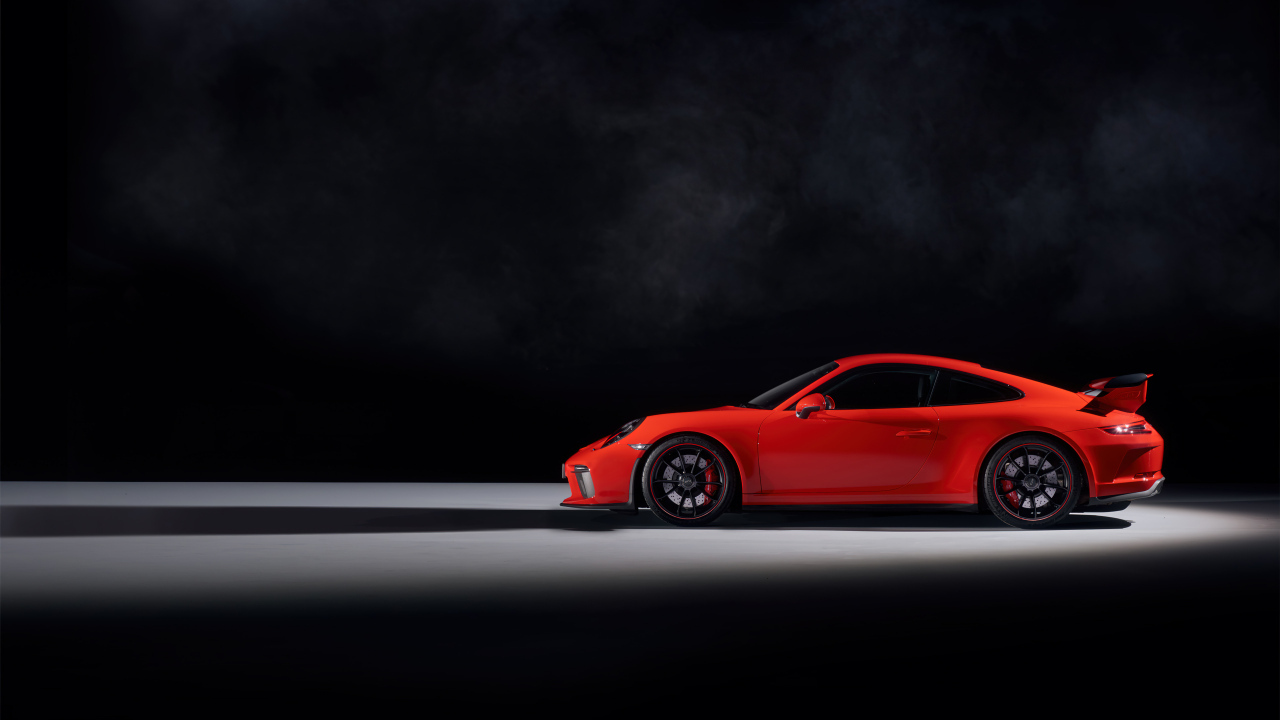 Красный автомобиль Porsche 911 GT3 вид сбоку