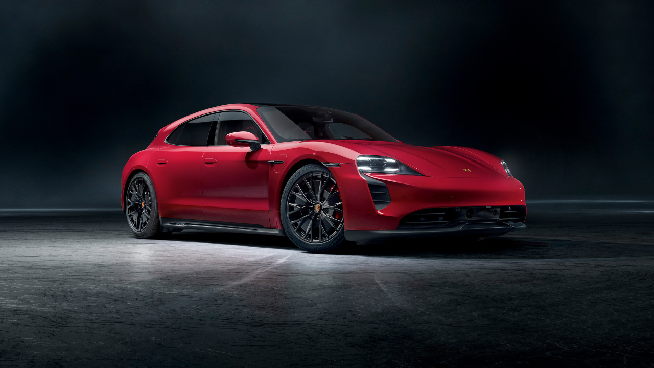 Красный автомобиль Porsche Taycan GTS