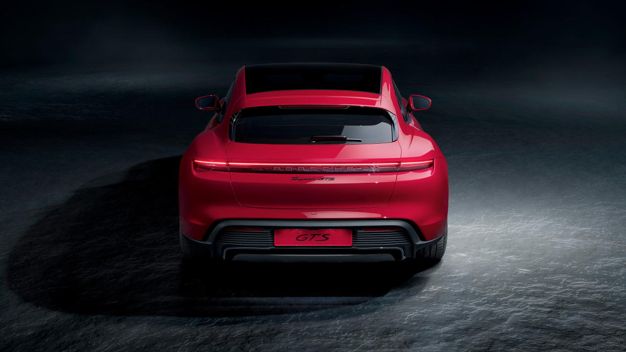 Красный автомобиль Porsche Taycan GTS  вид сзади
