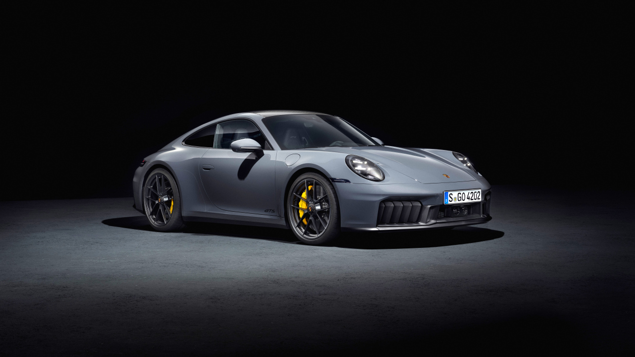 Серебристый автомобиль  Porsche 911 Carrera GTS 2024 года