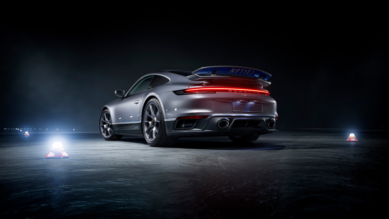 Серебристый автомобиль Porsche 911 Turbo S вид сзади