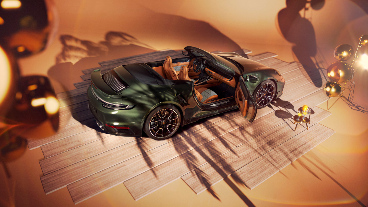 Вид сверху на автомобиль Porsche 911 Turbo S Cabriolet