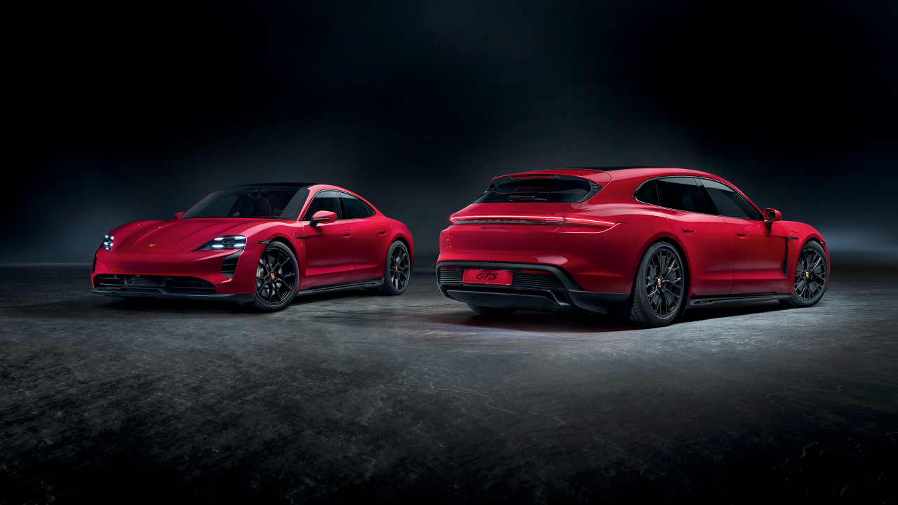 Два красных автомобиля Porsche Taycan GTS