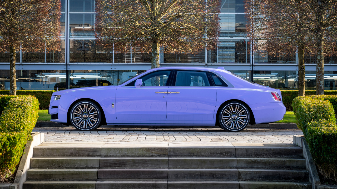 Автомобиль Rolls-Royce Ghost Extended Expressionism 2024 года вид сбоку