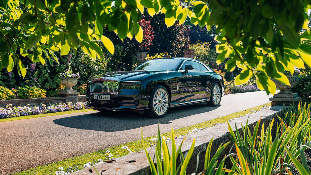 Черный Rolls-Royce Spectre на дороге