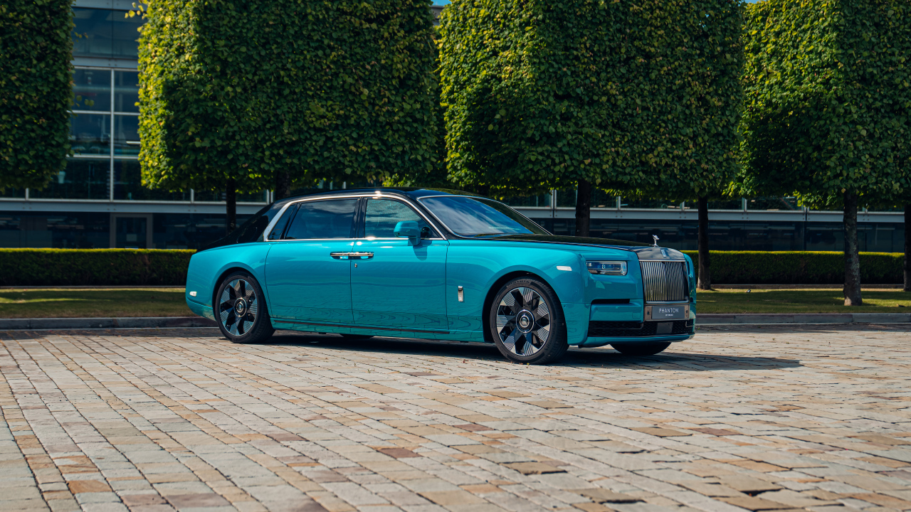 Голубой автомобиль Rolls-Royce Phantom