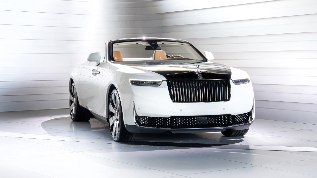 Вид спереди на автомобиль Rolls-Royce Arcadia Droptail