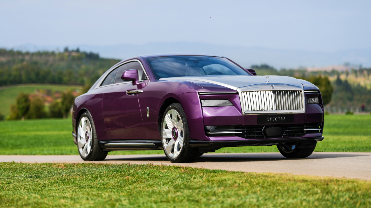Сиреневый автомобиль Rolls-Royce Spectre