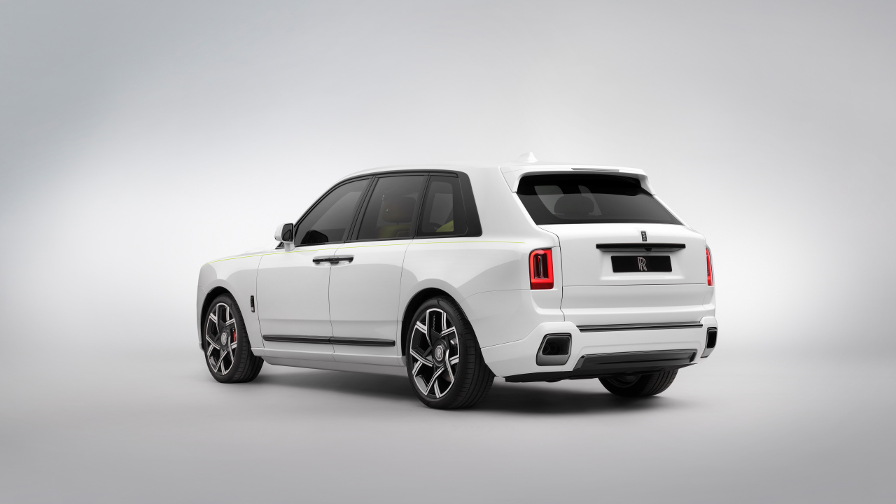 Вид сзади на автомобиль Rolls-Royce Black Badge Cullinan Series II