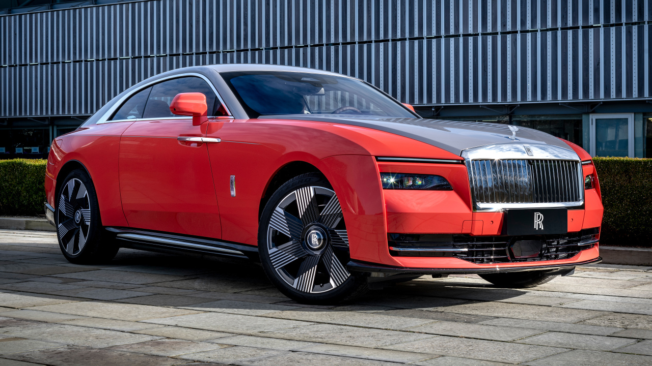 Красный автомобиль Rolls-Royce Spectre Escapism 2024 года