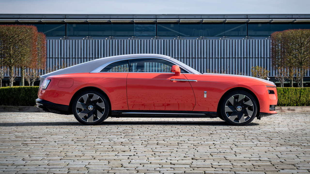 Вид сбоку на автомобиль  Rolls-Royce Spectre Escapism 2024 года