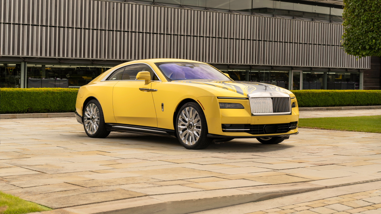 Желтый автомобиль Rolls-Royce Spectre Semaphore