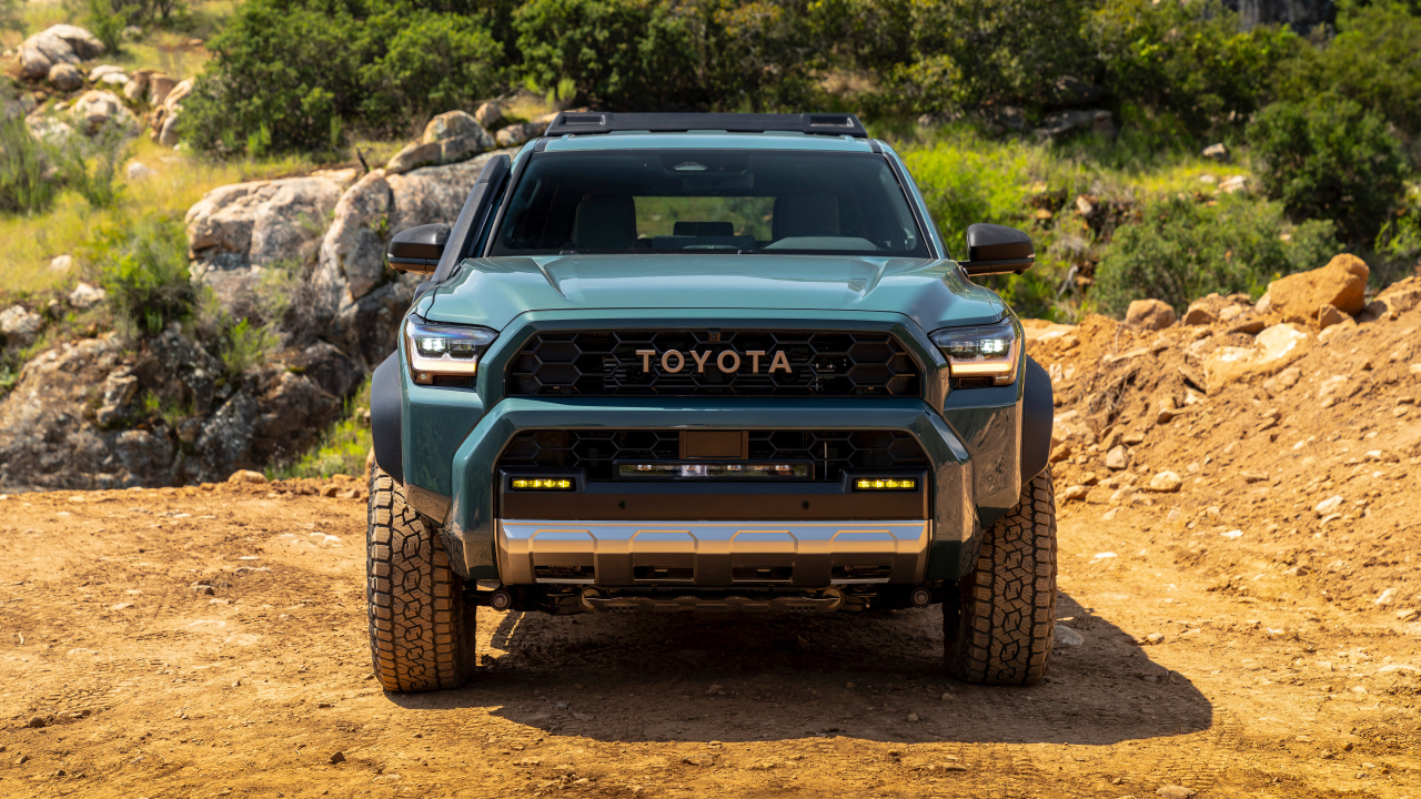 Вид спереди на внедорожник Toyota 4Runner Trailhunter 2025 года