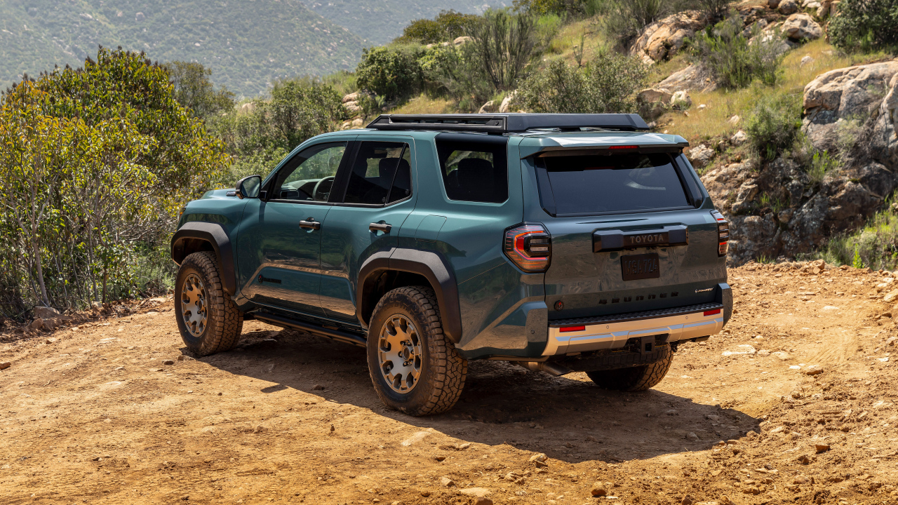 Вид сзади на внедорожник Toyota 4Runner Trailhunter 2025 года