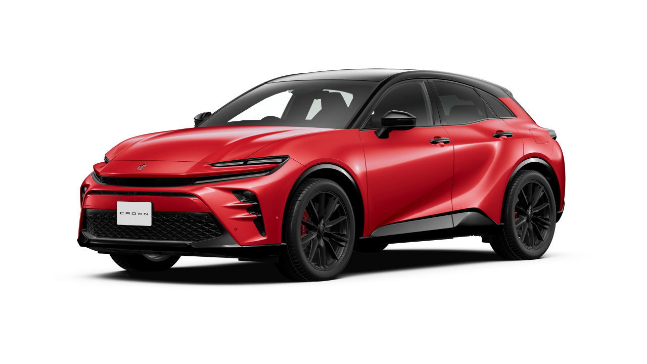 Красный автомобиль Toyota Crown Sport PHEV RS на белом фоне