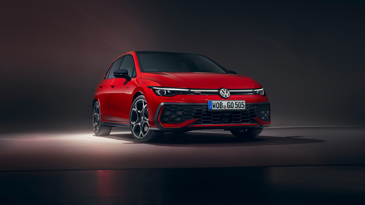 Красный автомобиль Volkswagen Golf GTI 2024 года