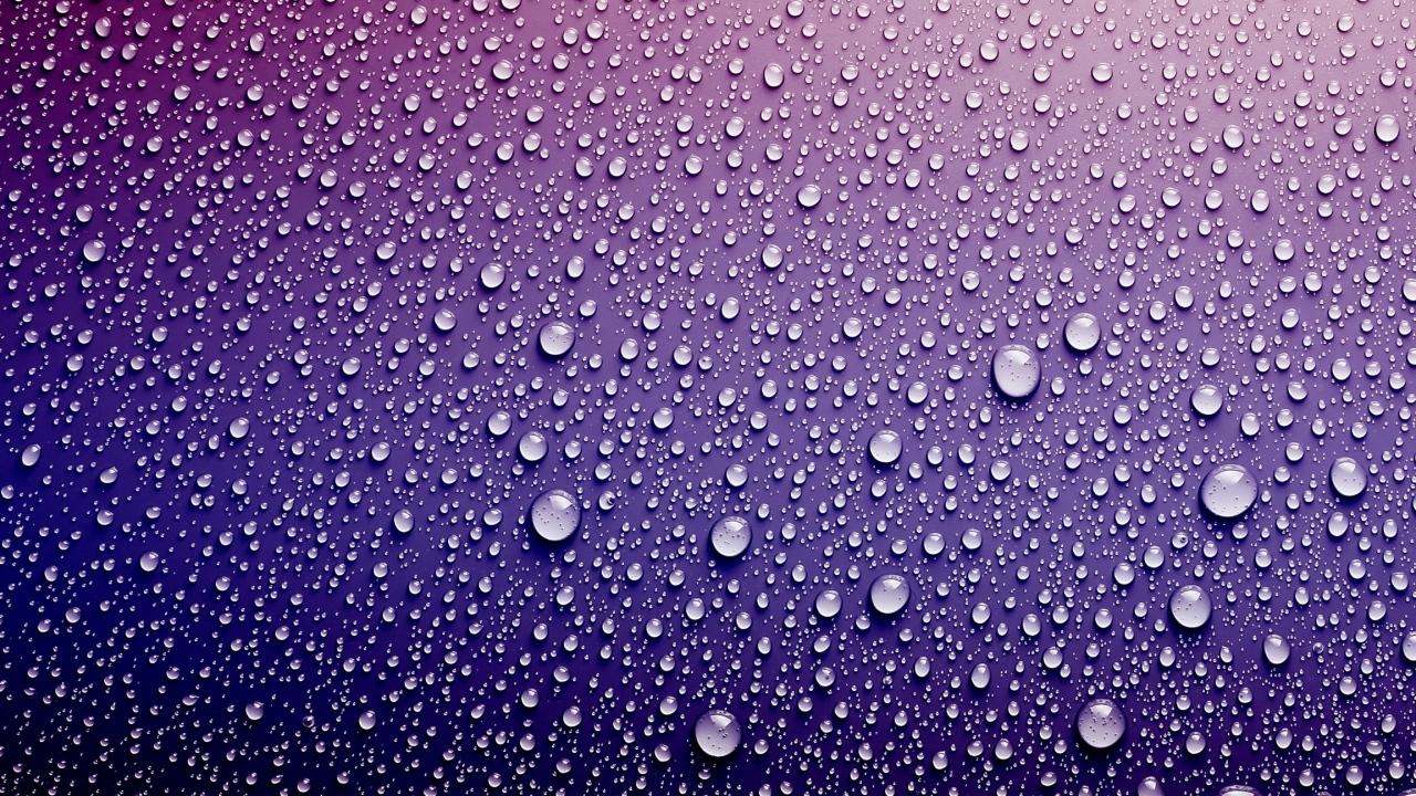 Фиолетовый фон с брызгами воды