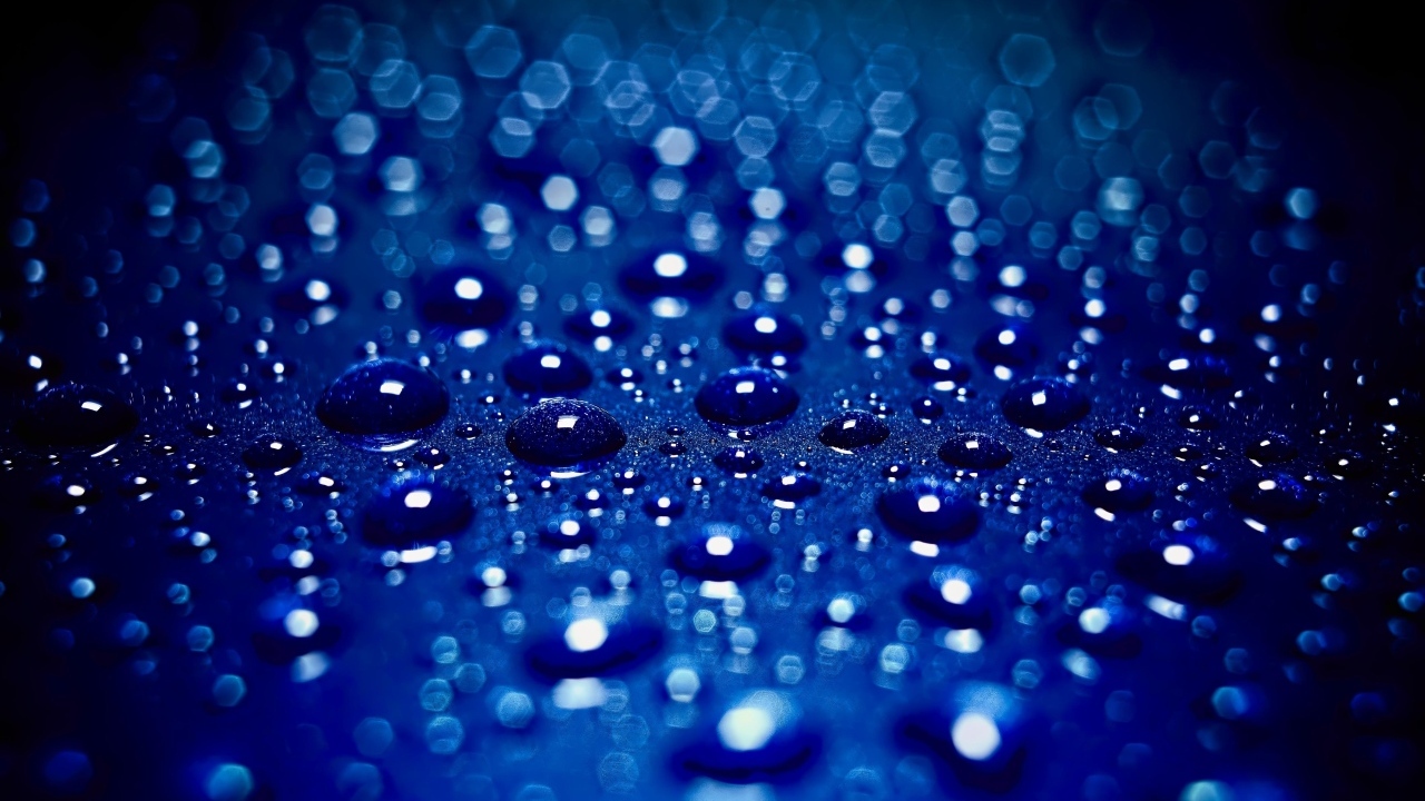 Мелкие капли воды на синем фоне