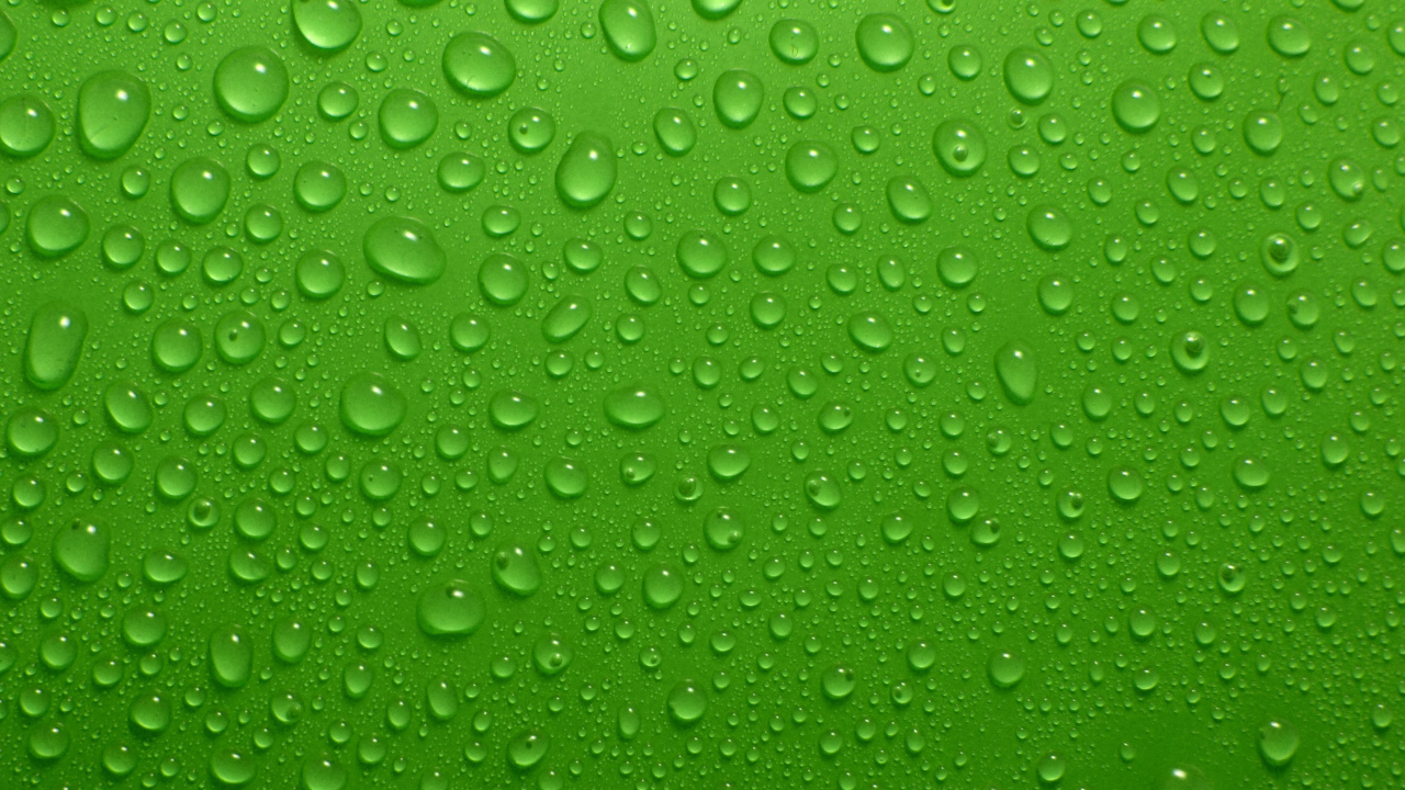 Капли воды на зеленом фоне