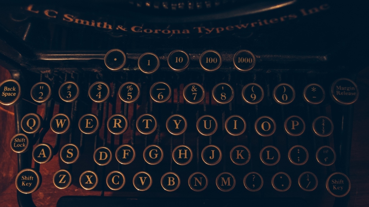 Кнопки старой печатной машинки крупным планом