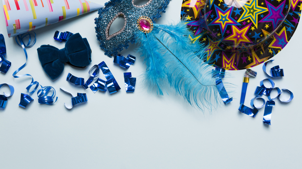 Карнавальная маска и декор на голубом фоне