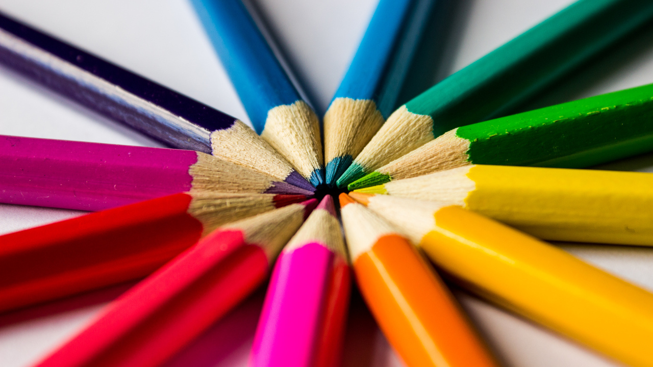 Круг из разноцветных заточенных карандашей