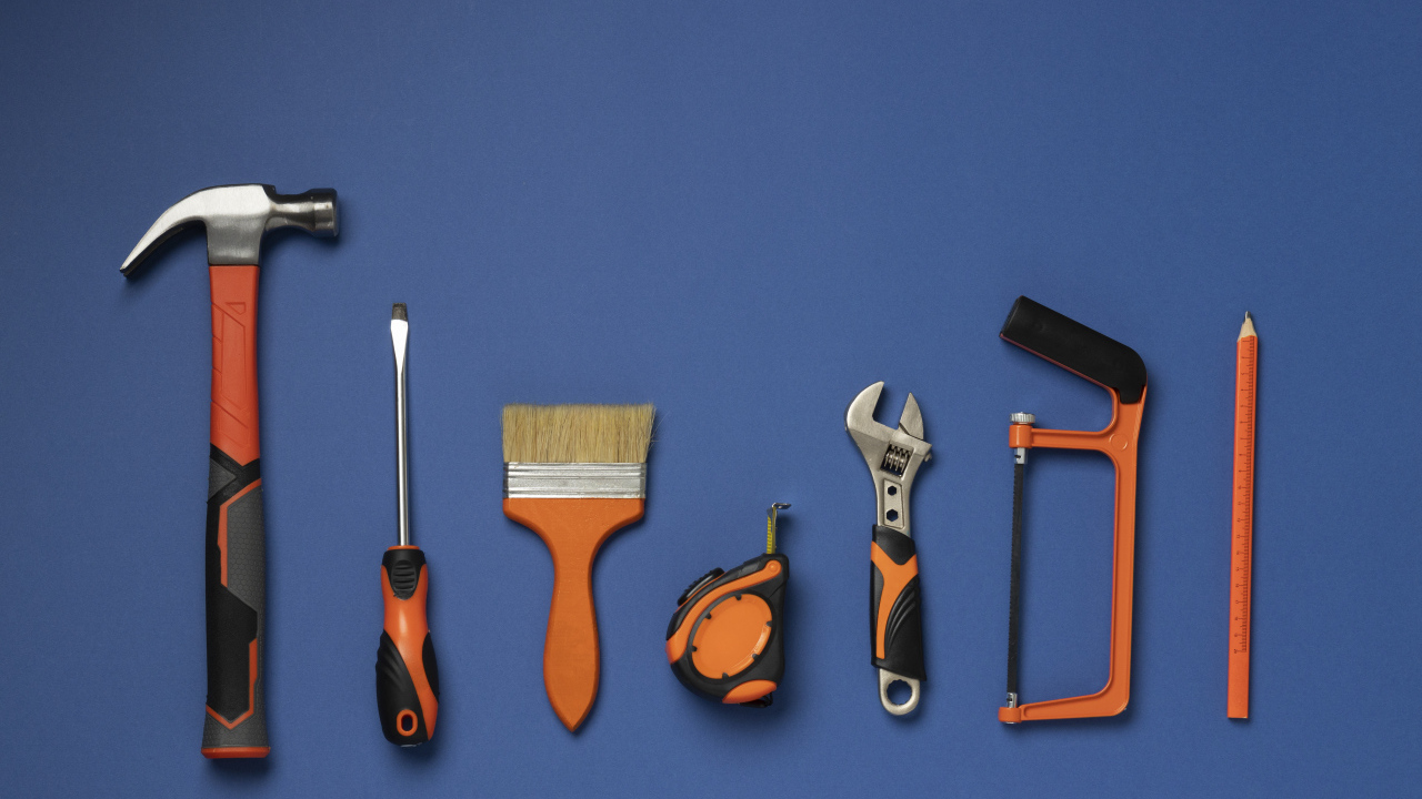 Строительные инструменты на синем фоне