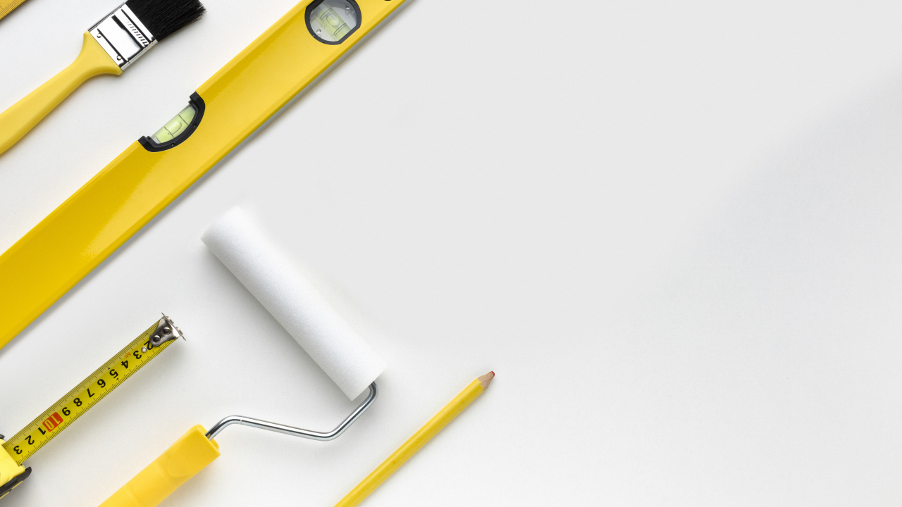 Строительные инструменты на белом фоне
