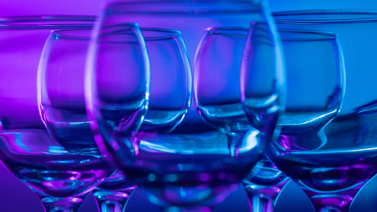 Стеклянные бокалы для вина крупным планом