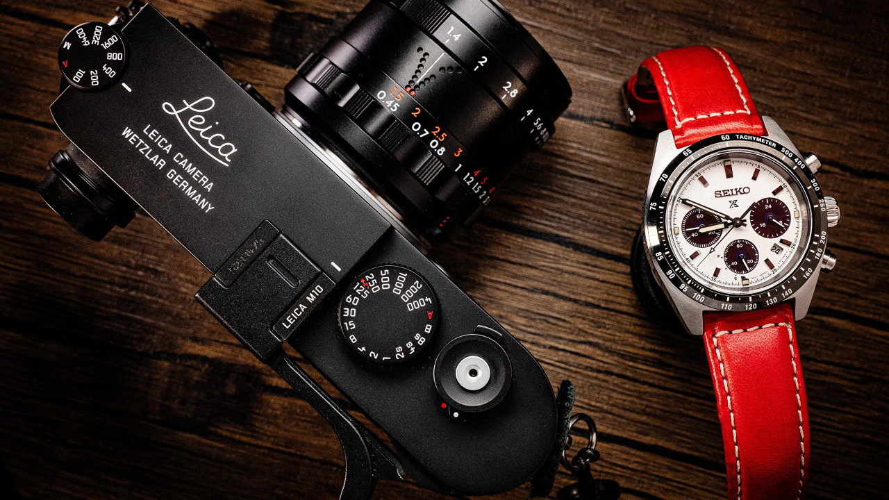 Фотоаппарат Leica M10 и часы на столе