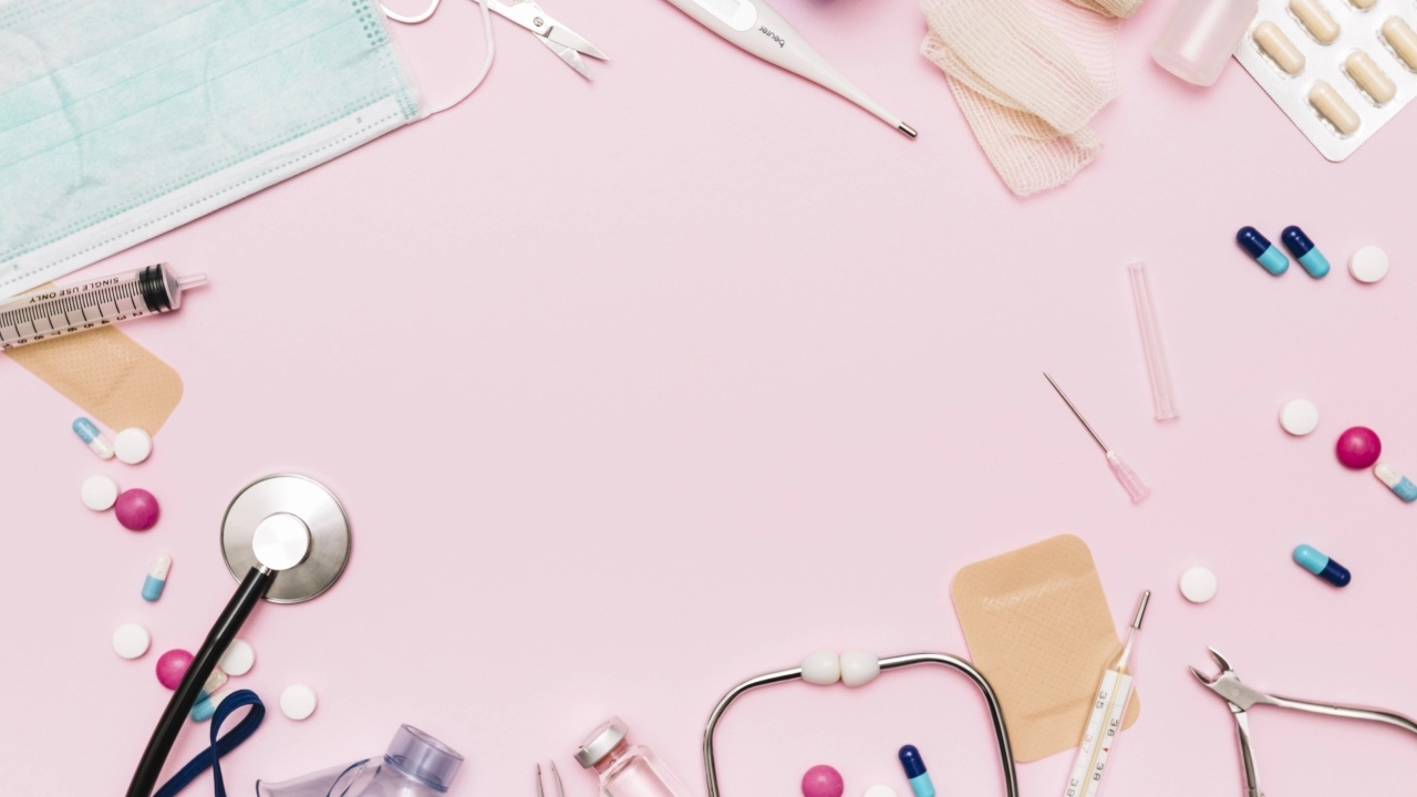 Медицинские атрибуты на розовом фоне