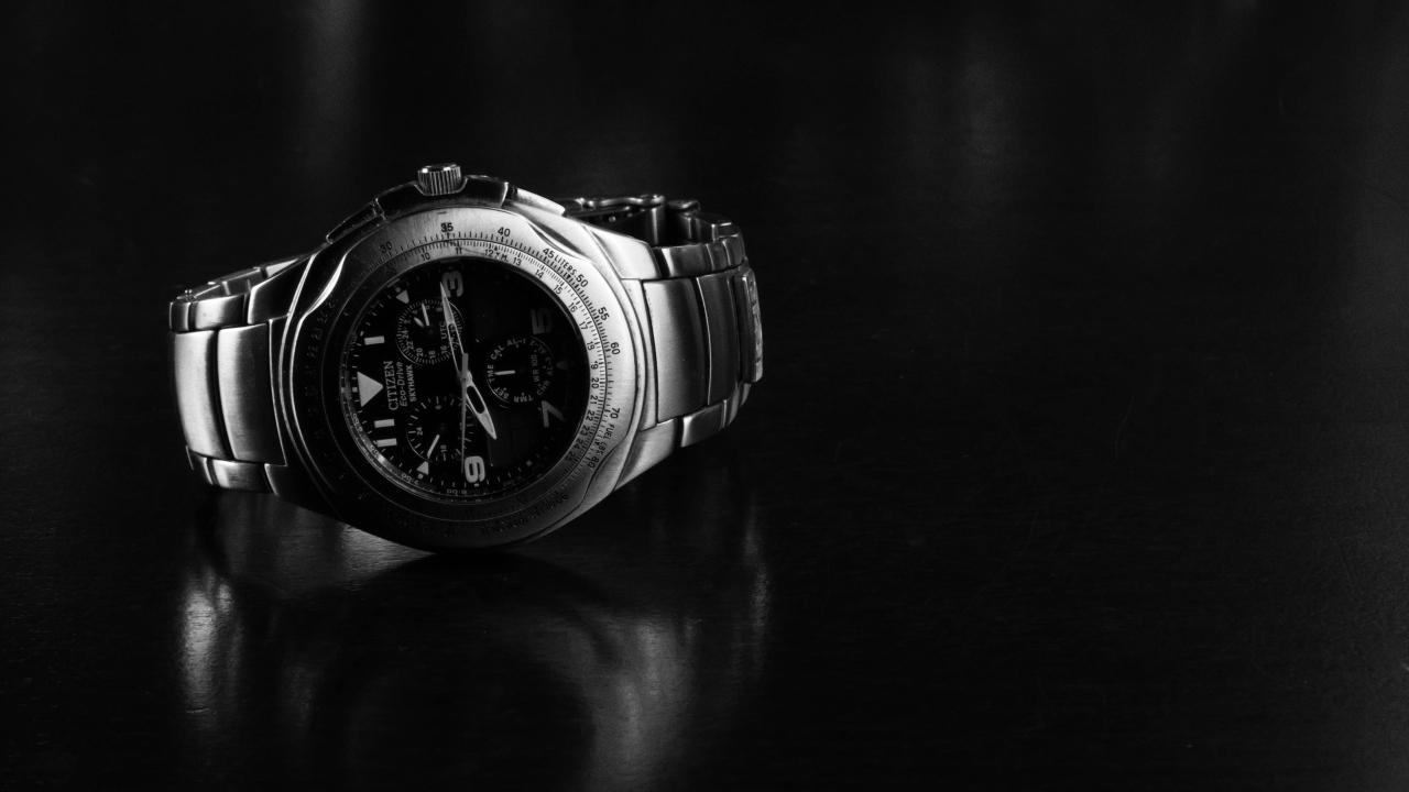 Наручные мужские часы на черном фоне