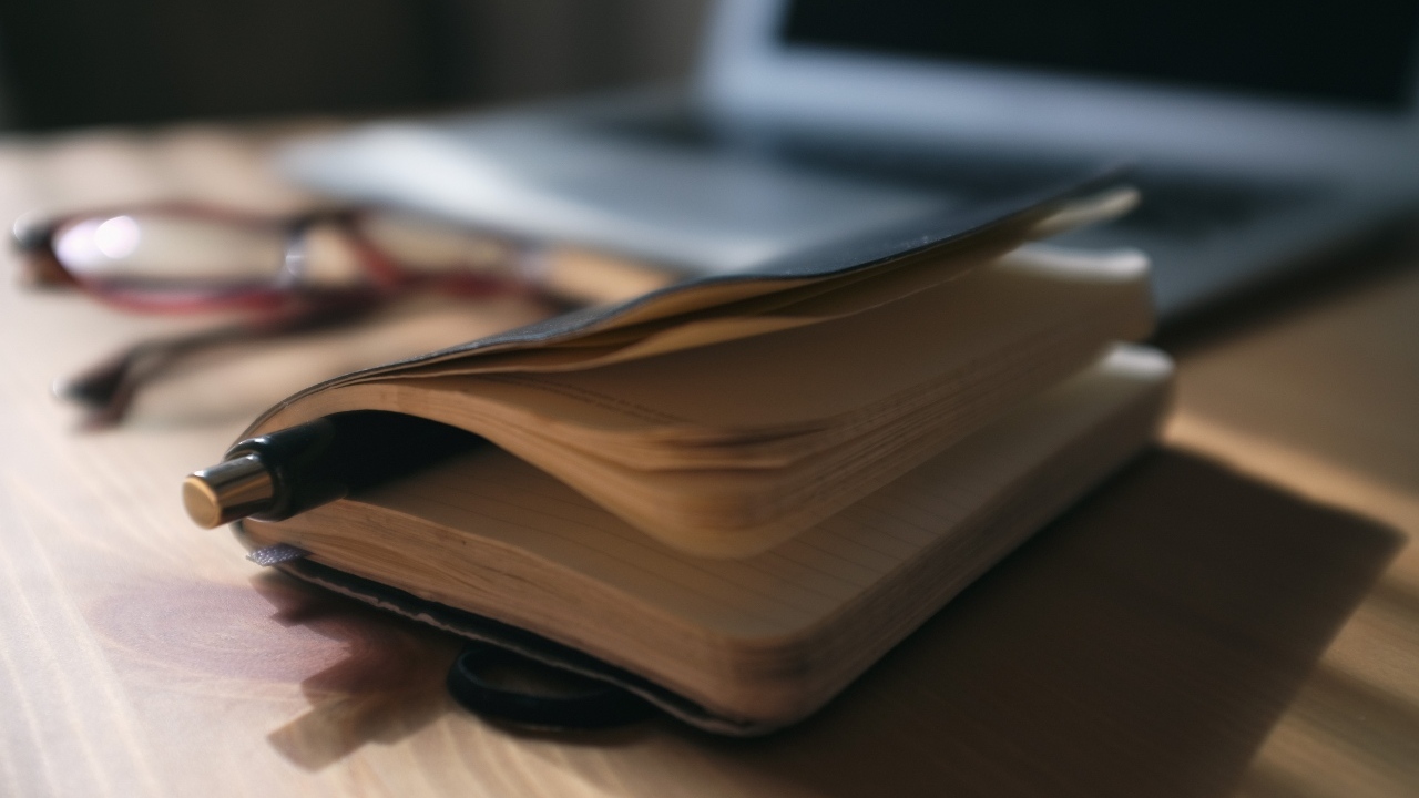 Блокнот с ручкой на столе