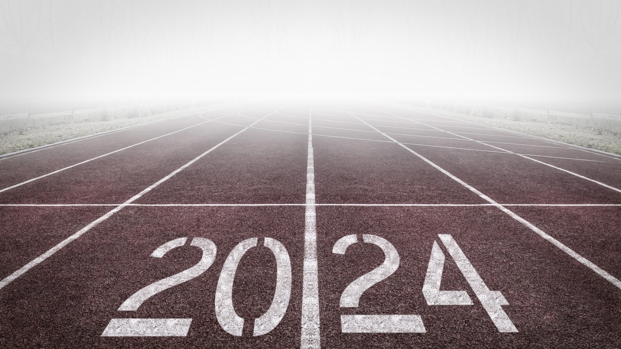 Цифры 2024 на взлетной полосе