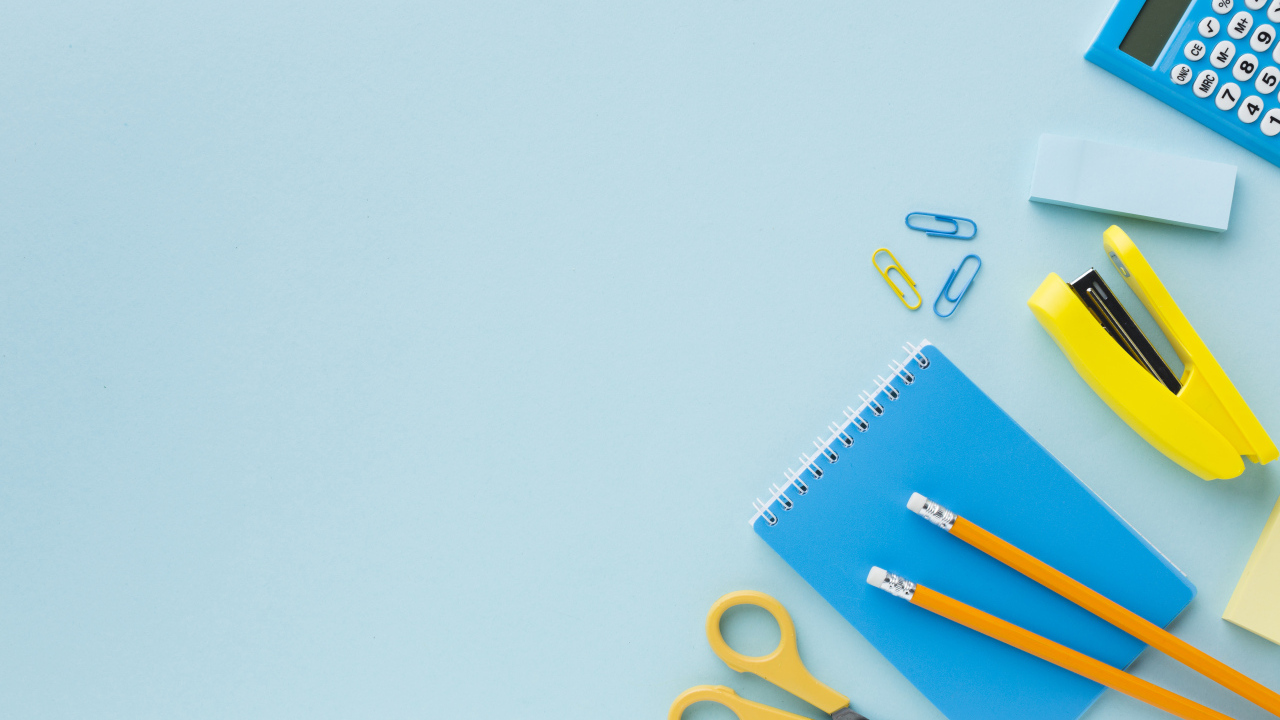 Офисные канцелярские предметы на голубом фоне